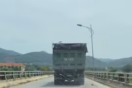 Quảng Bình: Nghi vấn xe tải cty An Bình Phát ngang nhiên chở quá tải, "cày" nát đường