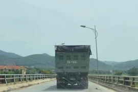 Quảng Bình: Nghi vấn xe tải cty An Bình Phát ngang nhiên chở quá tải, "cày" nát đường