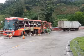 Tai nạn giữa xe khách giường nằm và ô tô tải, 5 người thương vong