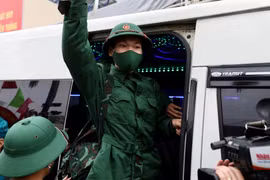 Bí thư Thành ủy Đinh Tiến Dũng động viên tân binh lên đường nhập ngũ