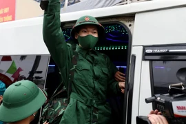 Bí thư Thành ủy Đinh Tiến Dũng động viên tân binh lên đường nhập ngũ