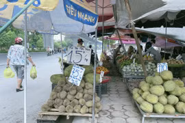 Bát nháo tình trạng chiếm dụng lòng đường để kinh doanh ở Hà Nội