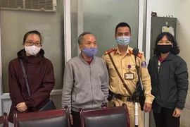 CSGT giúp cụ già đi lạc trở về gia đình an toàn 