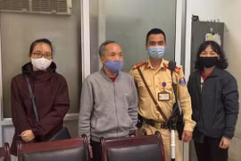 CSGT giúp cụ già đi lạc trở về gia đình an toàn 