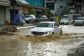 Thời tiết 11/8: Bắc Bộ nhiều nơi mưa dông, Trung Bộ nắng gắt