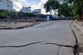 Nguyên nhân khiến 20 mét đường ven sông Tô Lịch bất ngờ bị sụt