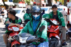Hà Nội: Shipper, xe ôm chật vật mưu sinh dưới nắng nóng kỷ lục