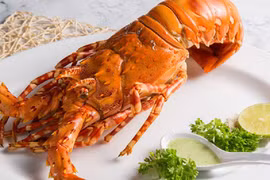 Đầu bếp sơ chế tôm hùm Australia khổng lồ