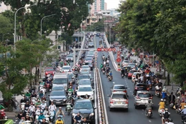  Hà Nội: Cận cảnh giao thông tại cầu vượt chữ C vào giờ cao điểm