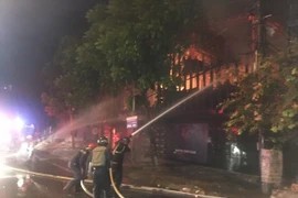 Nghệ An huy động 50 chiến sĩ cứu hộ chữa cháy quán bar trong đêm