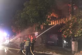 Nghệ An huy động 50 chiến sĩ cứu hộ chữa cháy quán bar trong đêm