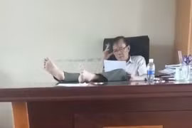 Hạt trưởng gác chân lên bàn hút thuốc bị tạm đình chỉ công tác