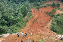 Toàn cảnh sạt lở nghiêm trọng trên đèo Lò Xo, giao thông ách tắc