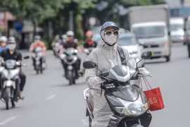 Hà Nội nắng gay gắt, người dân bịt kín mít ra đường