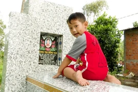 Cậu bé ngày ngày ra mộ chuyện trò cùng mẹ