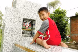 Cậu bé ngày ngày ra mộ chuyện trò cùng mẹ