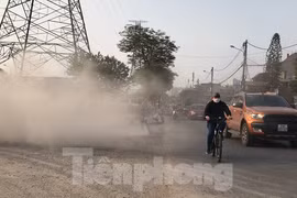 Công trường ở Hà Nội thi công kiểu 'lạ đời', thổi bụi lên trời