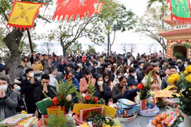 Phủ Tây Hồ chật kín người trong những ngày đầu năm mới 