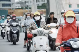 Hà Nội đón gió lạnh đầu mùa, người dân thích thú mặc áo ấm