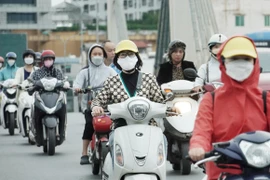 Hà Nội đón gió lạnh đầu mùa, người dân thích thú mặc áo ấm