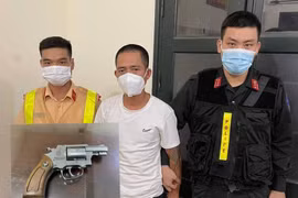 Danh tính người đàn ông mang súng đi dạo bị chốt COVID-19 "tóm sống" 