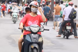 Nữ tài xế đặc biệt nhất xóm chạy thận Hà Nội giữa bão giá xăng