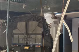 Đắk Nông: Xe tải lao vào 4 nhà dân ven đường