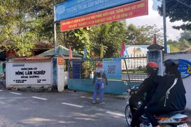 Hàng trăm học sinh bị buộc thôi học, kỷ luật hiệu trưởng và phó hiệu trưởng