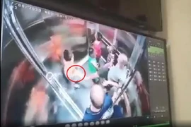 Lấy chân chạm vùng kín bé trai: Trò đùa xấu xí của người lớn?