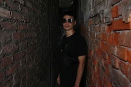 Cận cảnh những con ngõ “địa đạo” tối om, hẹp nhất Hà Nội