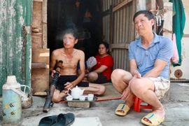 Người lao động nghèo ở chân cầu Long Biên mất ngủ vì nắng nóng