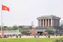 Hà Nội rực rỡ cờ hoa chào mừng Ngày Giải phóng miền Nam