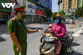 Hà Nội: “Không có chuyện dỡ bỏ các chốt kiểm soát phòng dịch“