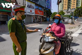 Hà Nội: “Không có chuyện dỡ bỏ các chốt kiểm soát phòng dịch“
