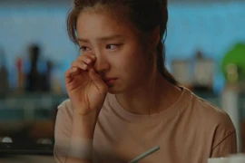 Đi chơi biển cùng hội bạn thân, tôi suýt ngất sỉu khi bắt gặp chồng