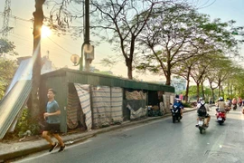 Hà Nội: Vỉa hè hai bên bờ sông Sét bị chiếm dụng nghiêm trọng