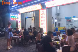 Hà Nội: Hàng quán chiếm hết vỉa hè, lòng đường bên bờ sông Tô Lịch