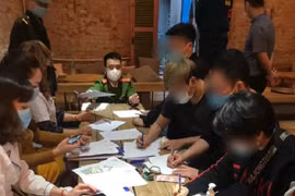 Không đeo khẩu trang, chủ quán và 30 khách uống cafe bị phạt 60 triệu
