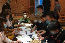 Không đeo khẩu trang, chủ quán và 30 khách uống cafe bị phạt 60 triệu