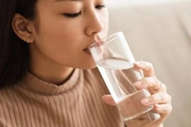 5 thói quen khi uống nước gây hại gan thận