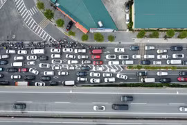 Người dân trở về Thủ đô sau nghỉ lễ: Ùn tắc cục bộ