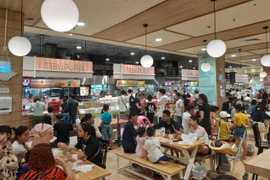 Trung tâm thương mại đông nghịt người dịp nghỉ lễ 30/4