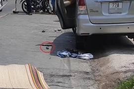 Thấy vợ bị người đàn ông đưa lên ô tô, chồng đâm chết