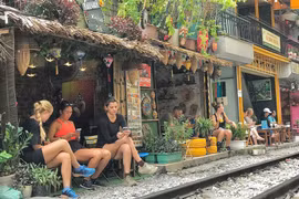 Toàn cảnh phố cafe đường Tàu ngày đầu bị rào chắn