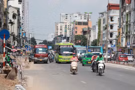 Cận cảnh con đường không bóng cây, nóng nhất Thủ đô