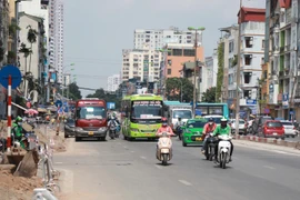 Cận cảnh con đường không bóng cây, nóng nhất Thủ đô