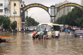 Hà Nội: Mưa lớn giờ cao điểm, nhiều tuyến đường hoá sông