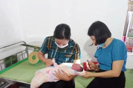 Nghệ An: Bé trai kháu khỉnh nguyên dây rốn bị bỏ rơi bên đường