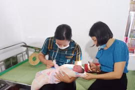 Nghệ An: Bé trai kháu khỉnh nguyên dây rốn bị bỏ rơi bên đường