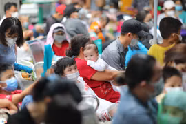 Bệnh viện nhi ở TP.HCM đông nghẹt F0 đến khám